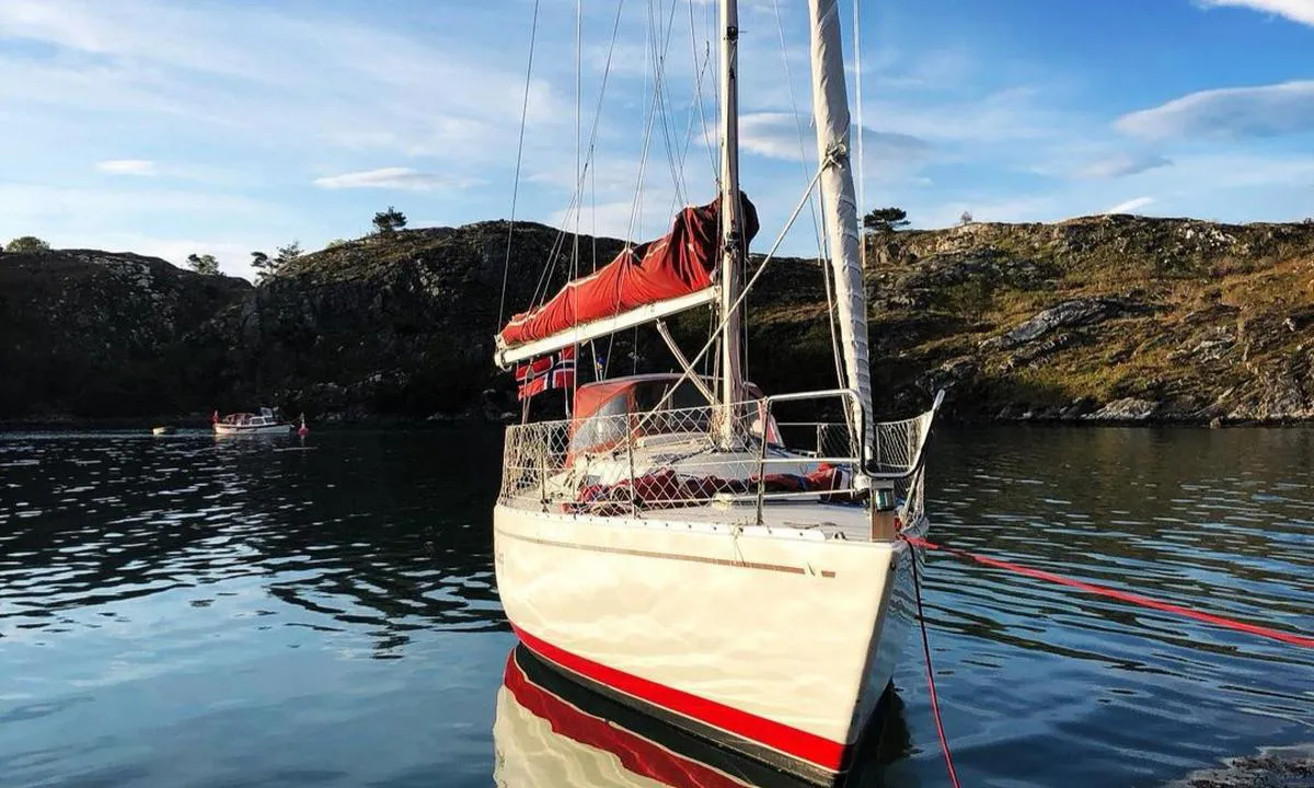 Kalsundholmen Austevoll: {"base": "no", "no": "Fort\u00f8yd mot land med hekkanker.\r\nFort\u00f8yningsb\u00f8yen synlig i bakgrunn.", "se": "F\u00f6rt\u00f6jd mot land med akterankare.\nF\u00f6rt\u00f6jningsbojen synlig i bakgrunden.", "en": "Mooring against land with a stern anchor.<br>Mooring buoy visible in the background.", "da": "Fort\u00f8jet mod land med h\u00e6kanker.<br>Fort\u00f8jningsb\u00f8jen er synlig i baggrunden."}