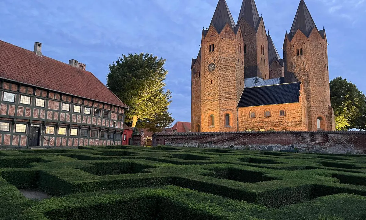 Kalundborg Vesthavn: {"base": "no", "no": "Vor Frue kirke fra begynnelsen av 1200-tallet", "se": "V\u00e5r Fru kyrka fr\u00e5n b\u00f6rjan av 1200-talet", "en": "Our Lady Church from the early 1200s", "da": "Vor Frue Kirke fra begyndelsen af 1200-tallet", "fr": "\u00c9glise Notre-Dame du d\u00e9but du XIIIe si\u00e8cle", "de": "Vor Frue Kirche aus dem Anfang des 13. Jahrhunderts", "es": "Iglesia de Nuestra Se\u00f1ora desde principios del siglo XIII", "it": "La chiesa di Nostra Signora risalente all'inizio del XIII secolo", "pt": "Igreja de Nossa Senhora do in\u00edcio do s\u00e9culo XIII", "nl": "Onze-Lieve-Vrouwekerk uit het begin van de 13e eeuw", "pl": "Ko\u015bci\u00f3\u0142 Naj\u015bwi\u0119tszej Marii Panny z pocz\u0105tku XIII wieku", "uk": "\u0426\u0435\u0440\u043a\u0432\u0430 \u0414\u0456\u0432\u0438 \u041c\u0430\u0440\u0456\u0457 \u0437 \u043f\u043e\u0447\u0430\u0442\u043a\u0443 1200-\u0445 \u0440\u043e\u043a\u0456\u0432", "ro": "Biserica Fecioarei Maria din \u00eenceputul secolului al XIII-lea", "tr": "1200'lerin ba\u015f\u0131ndan kalma Vor Frue kilisesi", "el": "\u0397 \u03b5\u03ba\u03ba\u03bb\u03b7\u03c3\u03af\u03b1 \u03c4\u03b7\u03c2 \u03a0\u03b1\u03bd\u03b1\u03b3\u03af\u03b1\u03c2 \u03b1\u03c0\u03cc \u03c4\u03b9\u03c2 \u03b1\u03c1\u03c7\u03ad\u03c2 \u03c4\u03bf\u03c5 13\u03bf\u03c5 \u03b1\u03b9\u03ce\u03bd\u03b1", "cs": "Kostel Panny Marie z po\u010d\u00e1tku 13. stolet\u00ed", "hu": "Vor Frue templom a 13. sz\u00e1zad elej\u00e9r\u0151l", "fi": "Neitsyt Marian kirkko 1200-luvun alusta", "bg": "\u0426\u044a\u0440\u043a\u0432\u0430\u0442\u0430 \u201e\u0411\u043e\u0433\u043e\u0440\u043e\u0434\u0438\u0446\u0430\u201c \u043e\u0442 \u043d\u0430\u0447\u0430\u043b\u043e\u0442\u043e \u043d\u0430 XIII \u0432\u0435\u043a", "sr": "\u0426\u0440\u043a\u0432\u0430 \u0411\u043e\u0433\u043e\u0440\u043e\u0434\u0438\u0446\u0435 \u0438\u0437 \u043f\u043e\u0447\u0435\u0442\u043a\u0430 13. \u0432\u0435\u043a\u0430", "et": "Meie Naise kirik 1200. aastate algusest", "lv": "Vor Frue bazn\u012bca no 13. gadsimta s\u0101kuma", "lt": "Nuo 1200-\u0173j\u0173 prad\u017eios Vor Frue ba\u017eny\u010dia"}