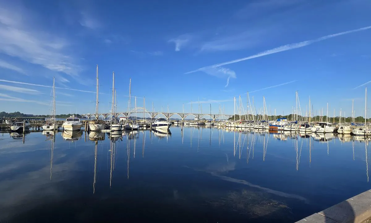 Kalvehave Havn: {"base": "de", "no": "\u00f8stlige havnebasseng", "se": "\u00f6stra hamnbass\u00e4ngen", "en": "eastern harbor basin", "da": "\u00f8stlige havnebassin", "fr": "bassin portuaire oriental", "de": "\u00f6stliches Hafenbecken", "es": "d\u00e1rsena este", "it": "bacino portuale orientale", "pt": "bacia portu\u00e1ria oriental", "nl": "oostelijke havenkom", "pl": "wschodnie basen portowy", "uk": "\u0441\u0445\u0456\u0434\u043d\u0430 \u0433\u0430\u0432\u0430\u043d\u044c", "ro": "bazinul portuar estic", "tr": "do\u011fu liman havuzu", "el": "\u03b1\u03bd\u03b1\u03c4\u03bf\u03bb\u03b9\u03ba\u03ae \u03bb\u03b9\u03bc\u03b5\u03bd\u03bf\u03bb\u03b5\u03ba\u03ac\u03bd\u03b7", "cs": "v\u00fdchodn\u00ed p\u0159\u00edstavn\u00ed baz\u00e9n", "hu": "keleti kik\u00f6t\u0151medence", "fi": "it\u00e4inen satama-allas", "bg": "\u0438\u0437\u0442\u043e\u0447\u0435\u043d \u0431\u0430\u0441\u0435\u0439\u043d \u043d\u0430 \u043f\u0440\u0438\u0441\u0442\u0430\u043d\u0438\u0449\u0435\u0442\u043e", "sr": "isto\u010dni lu\u010dki bazen", "et": "idabassein", "lv": "austrumu osta", "lt": "rytinis uosto baseinas"}