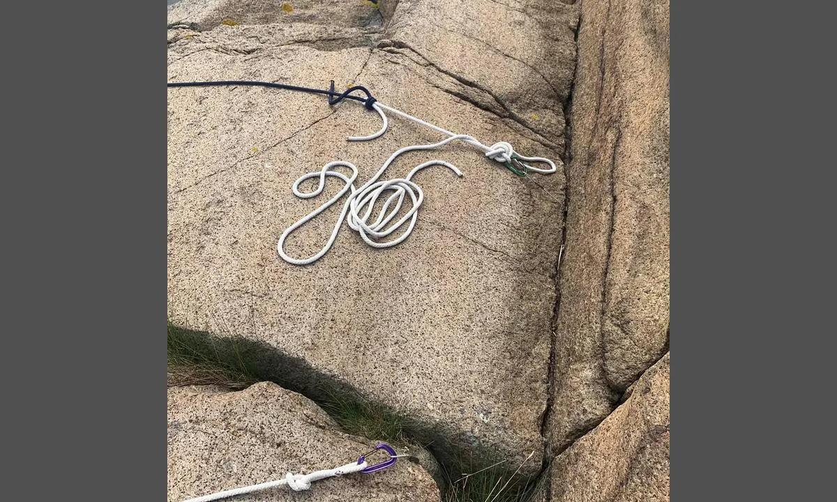Skjellerøy - Kalven: {"base": "no", "no": "Det er bolter i fjellet, men ogs\u00e5 fint \u00e5 sette egne kiler.", "se": "Det finns bultar i berget, men det g\u00e5r ocks\u00e5 bra att anv\u00e4nda egna kilar.", "en": "There are bolts in the rock, but it is also nice to place your own wedges.", "da": "Der er bolte i fjeldet, men det er ogs\u00e5 fint at s\u00e6tte egne kiler."}