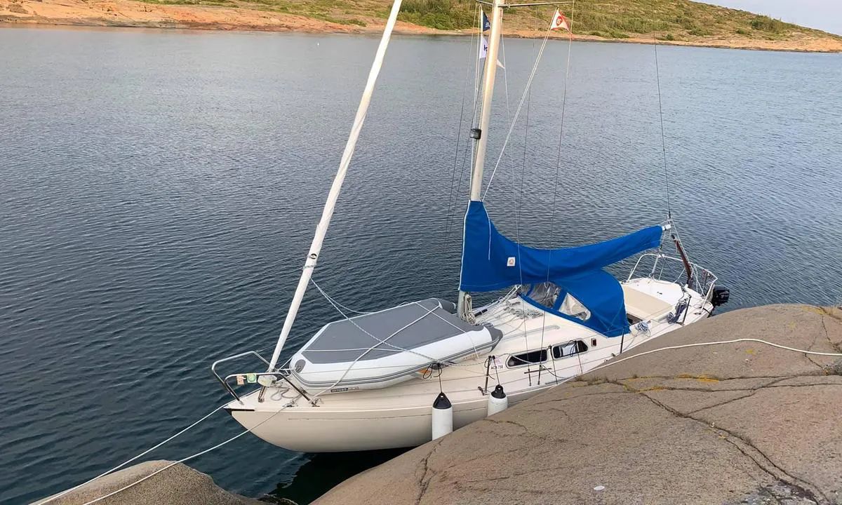 Skjellerøy - Kalven: {"base": "no", "no": "Longside fort\u00f8ying med seilb\u00e5t mot Kalven ved Skjeller\u00f8y.", "se": "Longside f\u00f6rt\u00f6jning med segelb\u00e5t mot Kalven vid Skjeller\u00f8y.", "en": "Longside mooring with sailboat towards Kalven at Skjeller\u00f8y.", "da": "Langskibs fort\u00f8jning med sejlb\u00e5d mod Kalven ved Skjeller\u00f8y."}