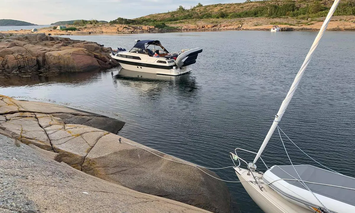 Skjellerøy - Kalven: {"base": "no", "no": "Fort\u00f8ying inn mot Kalven. I bakgrunnen er Skjeller\u00f8y.", "se": "F\u00f6rt\u00f6jning in mot Kalven. I bakgrunden \u00e4r Skjeller\u00f8y.", "en": "Mooring towards Kalven. In the background is Skjeller\u00f8y.", "da": "Fort\u00f8jning ind mod Kalven. I baggrunden er Skjeller\u00f8y."}