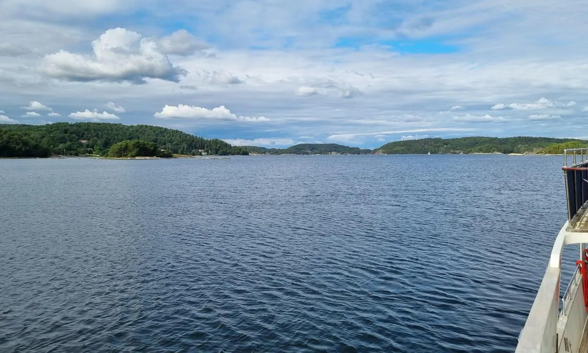 Kalvöfjord: {"base": "no", "no": "Utover mot leden", "se": "Ut\u00f6ver mot leden", "en": "Outward towards the fairway", "da": "Ud over mod leden"}