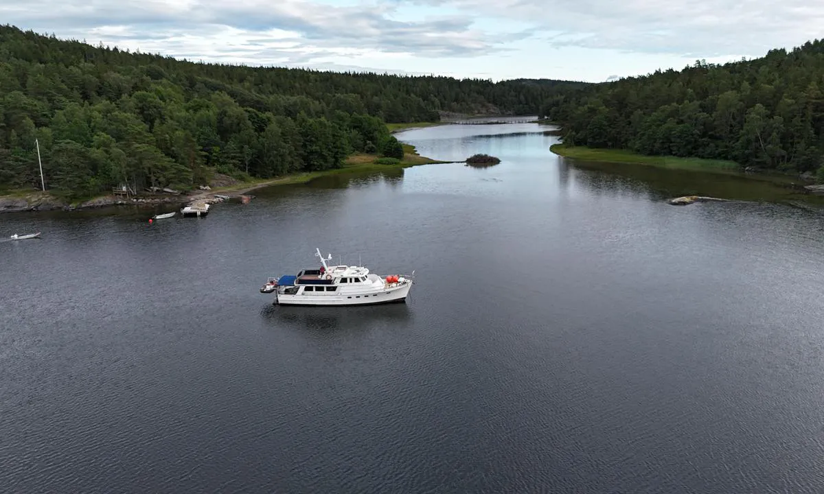 Kalvöfjord: {"base": "no", "no": "Det g\u00e5r et lite sund mellom Kalv\u00f6n og fastlandet", "se": "Det g\u00e5r ett litet sund mellan Kalv\u00f6n och fastlandet", "en": "There is a small strait between Kalv\u00f6n and the mainland", "da": "Der g\u00e5r et lille sund mellem Kalv\u00f6n og fastlandet"}