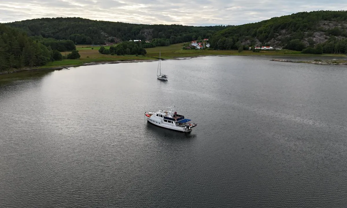 Kalvöfjord: {"base": "no", "no": "Dette er innerst i bukta, litt trekk over \u00e5sen, men fint le", "se": "Detta \u00e4r l\u00e4ngst in i bukten, lite drag \u00f6ver \u00e5sen, men fint l\u00e4", "en": "This is in the innermost part of the bay, with a light draught over the ridge, but good shelter", "da": "Dette er inderst i bugten, lidt tr\u00e6k over \u00e5sen, men fint l\u00e6"}