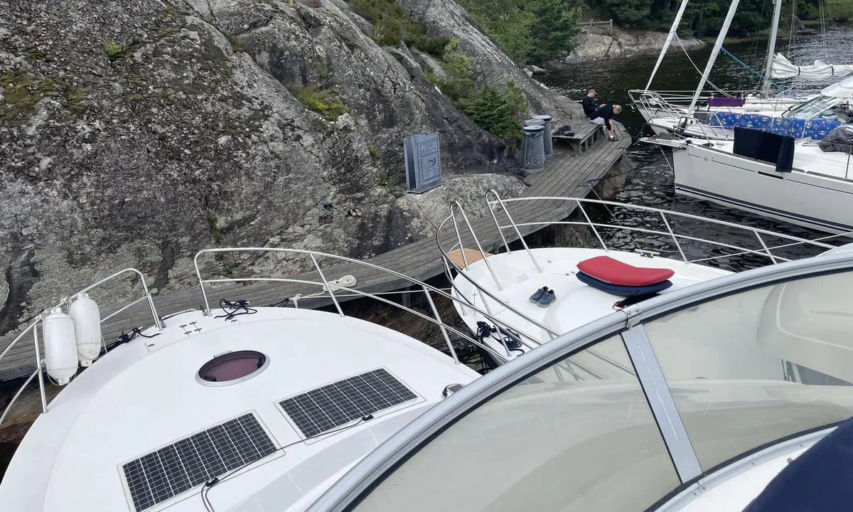 Kalvön: {"base": "no", "no": "Her ligger det 3 motorb\u00e5ter og 2 seilb\u00e5ter mot brygga\r\nUtstikkende fjell under brygga noen steder\r\nGrunt mot stranda\r\nMYE b\u00f8lger fra b\u00e5trafikken i leia utenfor", "se": "H\u00e4r ligger det 3 motorb\u00e5tar och 2 segelb\u00e5tar mot bryggan<br>Utskjutande klippor under bryggan p\u00e5 vissa st\u00e4llen<br>Grunt mot stranden<br>MYCKET v\u00e5gor fr\u00e5n b\u00e5ttrafiken i leden utanf\u00f6r", "en": "Here lies 3 motorboats and 2 sailboats against the quay<br>Protruding rocks under the quay in some places<br>Shallow towards the beach<br>HEAVY waves from boat traffic in the fairway outside", "da": "Her ligger der 3 motorb\u00e5de og 2 sejlskibe mod broen<br />Fremspringende klipper under broen nogle steder<br />Lavt vand mod stranden<br />MEGET b\u00f8lger fra b\u00e5dtrafikken i sejlrenden udenfor"}