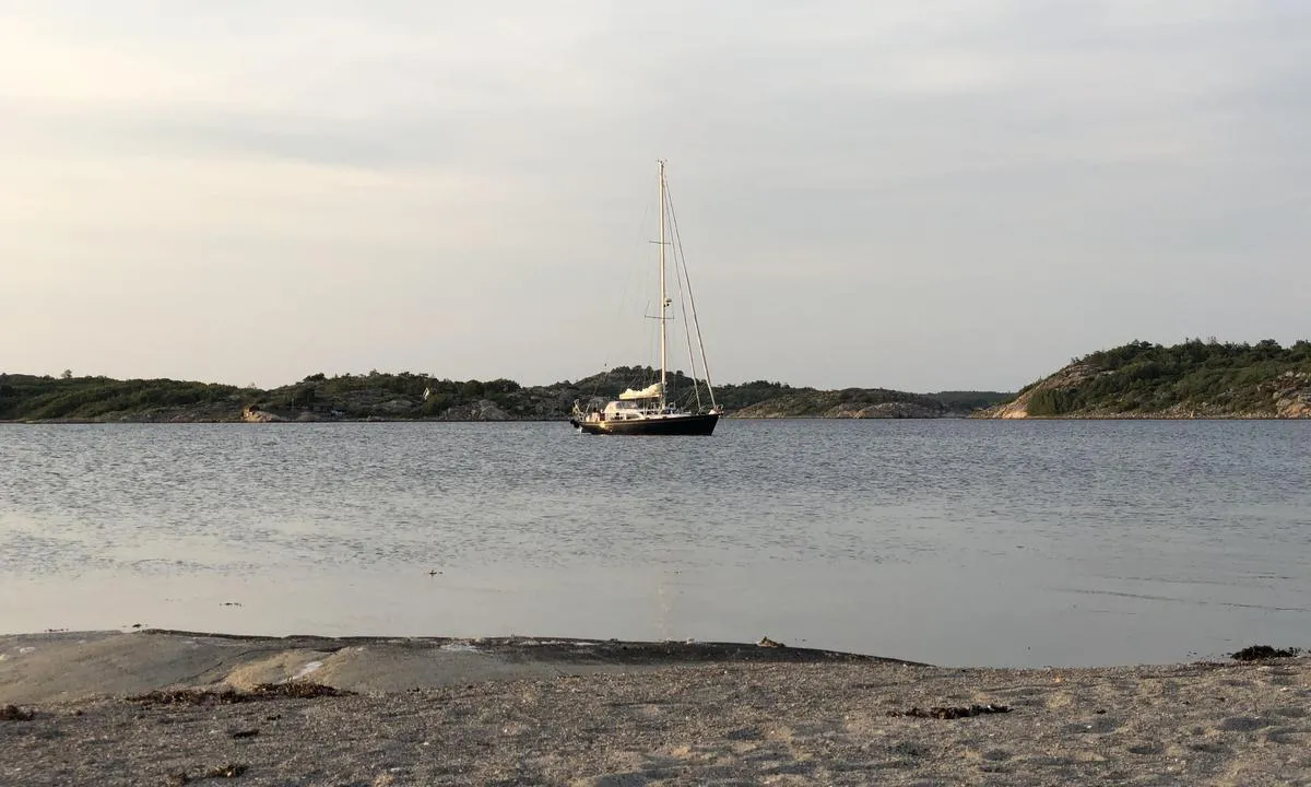 Kalvön - indre basseng: {"base": "no", "no": "Hvis det er fullt i svaihavna ved Kalv\u00f6n, eller du \u00f8nsker \u00e5 ligge mer alene, s\u00e5 er det ogs\u00e5 mulig \u00e5 ankre rett nord for Killingen. NB: Du m\u00e5 g\u00e5 \u00f8st om Killingen, da det er sv\u00e6rt grunnt mellom Kalv\u00f6n og Killingen. V\u00e6r ogs\u00e5 forsiktig med kabelen som du m\u00e5 ankre med god avstand til.", "se": "Om det \u00e4r fullt i svajhamnen vid Kalv\u00f6n, eller du vill ligga mer f\u00f6r dig sj\u00e4lv, \u00e4r det ocks\u00e5 m\u00f6jligt att ankra precis norr om Killingen. OBS: Du m\u00e5ste g\u00e5 \u00f6ster om Killingen, eftersom det \u00e4r mycket grunt mellan Kalv\u00f6n och Killingen. Var ocks\u00e5 f\u00f6rsiktig med kabeln som du m\u00e5ste ankra med god avst\u00e5nd till.", "en": "If the anchorage at Kalv\u00f6n is full, or you prefer more solitude, it is also possible to anchor just north of Killingen. Note: You must go east of Killingen, as it is very shallow between Kalv\u00f6n and Killingen. Also be cautious of the cable, which you need to anchor at a good distance from.", "da": "Hvis der er fuldt i svajhavnen ved Kalv\u00f6n, eller du \u00f8nsker at ligge mere alene, s\u00e5 er det ogs\u00e5 muligt at ankre lige nord for Killingen. NB: Du skal g\u00e5 \u00f8st om Killingen, da der er meget lavvandet mellem Kalv\u00f6n og Killingen. V\u00e6r ogs\u00e5 forsigtig med kablet, som du skal ankre med god afstand til."}