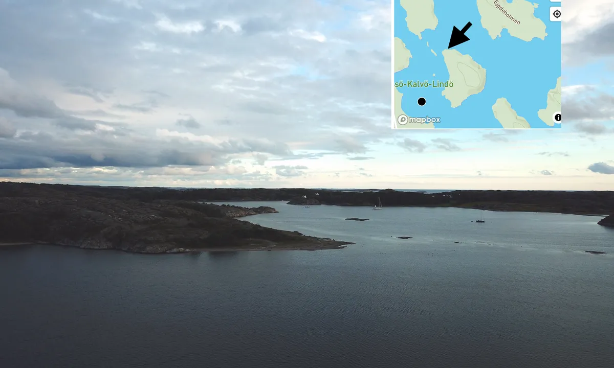 Kalvön - indre basseng: {"base": "no", "no": "Kalv\u00f8en naturhavn sett fra Ejgdeholmen. Killingen til venstre i bildet.", "se": "Kalv\u00f8 naturhamn sett fr\u00e5n Egdeholmen. Killingen till v\u00e4nster i bilden.", "en": "The natural harbor of Kalv\u00f8en seen from Ejgdeholmen. Killingen on the left in the picture.", "da": "Kalv\u00f8en naturhavn set fra Ejgdeholmen. Killingen til venstre i billedet."}