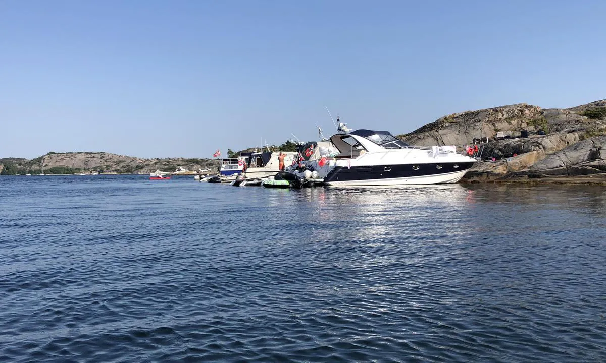 Ystholmen: {"base": "no", "no": "P\u00e5 Kalv\u00f6n er det sv\u00e6rt mange plasser hvor motorb\u00e5ter kan fort\u00f8ye mot land, b\u00e5de med dregg og longside", "se": "P\u00e5 Kalv\u00f6n finns det v\u00e4ldigt m\u00e5nga platser d\u00e4r motorb\u00e5tar kan f\u00f6rt\u00f6ja vid land, b\u00e5de med ankare och l\u00e5ngsides", "en": "On Kalv\u00f6n, there are many places where motorboats can moor to the shore, both with anchor and alongside", "da": "P\u00e5 Kalv\u00f6n er der adskillige steder, hvor motorb\u00e5de kan fort\u00f8je ved land, b\u00e5de med anker og longside"}