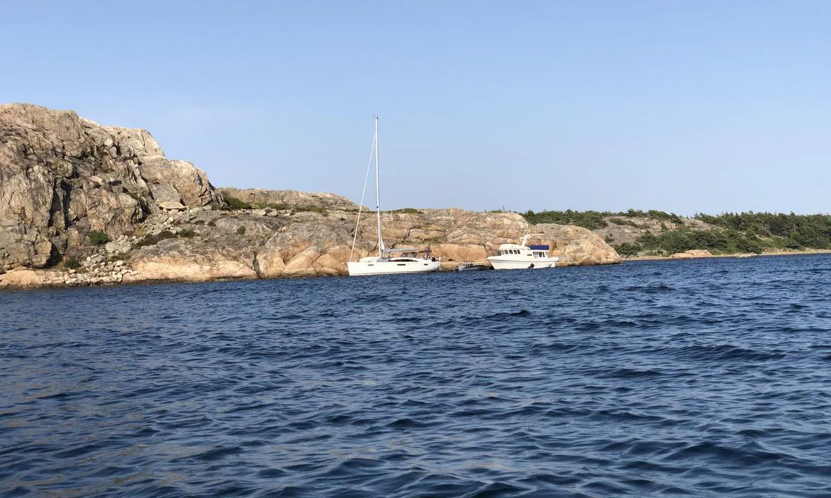 {"base": "no", "no": "Syd\u00f8st p\u00e5 Ystholmen kan du ligge longside med seilb\u00e5t.", "se": "Sydost p\u00e5 Ystholmen kan du ligga longside med segelb\u00e5t.", "en": "Southeast on Ystholmen you can moor alongside with a sailboat.", "da": "Syd\u00f8st p\u00e5 Ystholmen kan du ligge langs med sejlb\u00e5d."}