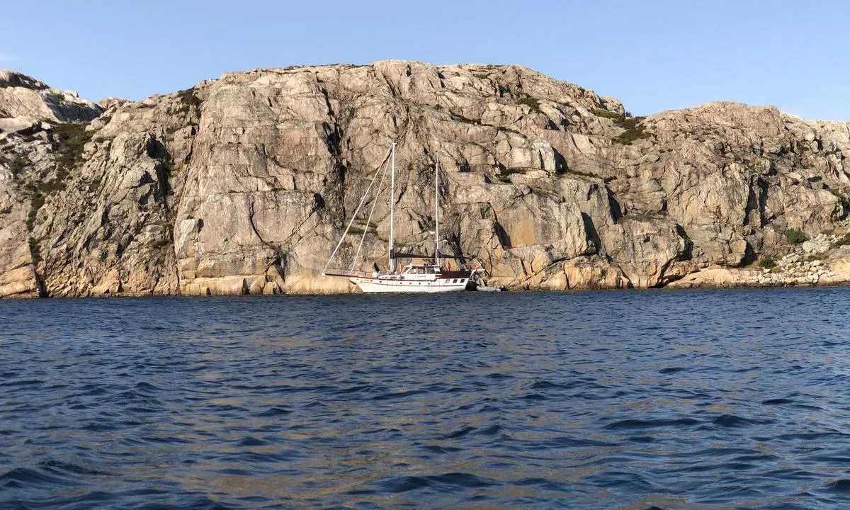 Kalvön - ytre basseng: Sydøst på Ystholmen kan du ligge longside med seilbåt.