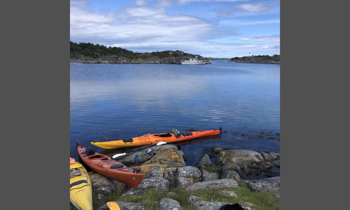 Kalvøyene - Grimstad: {"base": "no", "no": "Bildet er tatt i fra Drevholmen mot Homborsund fyr.\r\nHer er det 3 veier inn i denne stille lagunen med flott sandbunn.\r\nHar du seilb\u00e5t er det kanskje sikrest \u00e5 komme inn i fra havet. 4 meters dybde.\r\nEllers s\u00e5 er det 1,6 m. og 2 meter p\u00e5 de andre innsmettene.\r\nS\u00f8ppelkasser og toalett p\u00e5 Drevholmen.", "se": "Bilden \u00e4r tagen fr\u00e5n Drevholmen mot Homborsund fyr. H\u00e4r finns det 3 v\u00e4gar in i denna stilla lagun med vacker sandbotten. Har du segelb\u00e5t \u00e4r det kanske s\u00e4krast att komma in fr\u00e5n havet. 4 meters djup. Annars \u00e4r det 1,6 m och 2 meter p\u00e5 de andra inloppen. Soptunnor och toalett p\u00e5 Drevholmen.", "en": "The picture is taken from Drevholmen towards Homborsund lighthouse.<br>Here there are 3 ways into this quiet lagoon with a beautiful sandy bottom.<br>If you have a sailboat, it is perhaps safest to enter from the sea. 4 meters depth.<br>Otherwise, there is 1.6 m and 2 meters at the other inlets.<br>Garbage cans and toilet on Drevholmen.", "da": "Billedet er taget fra Drevholmen mod Homborsund fyr. Her er der 3 veje ind i denne stille lagune med flot sandbund. Har du sejlskib er det m\u00e5ske sikrest at komme ind fra havet. 4 meters dybde. Ellers er der 1,6 m. og 2 meter ved de andre indsejlinger. Affaldsspande og toilet p\u00e5 Drevholmen."}