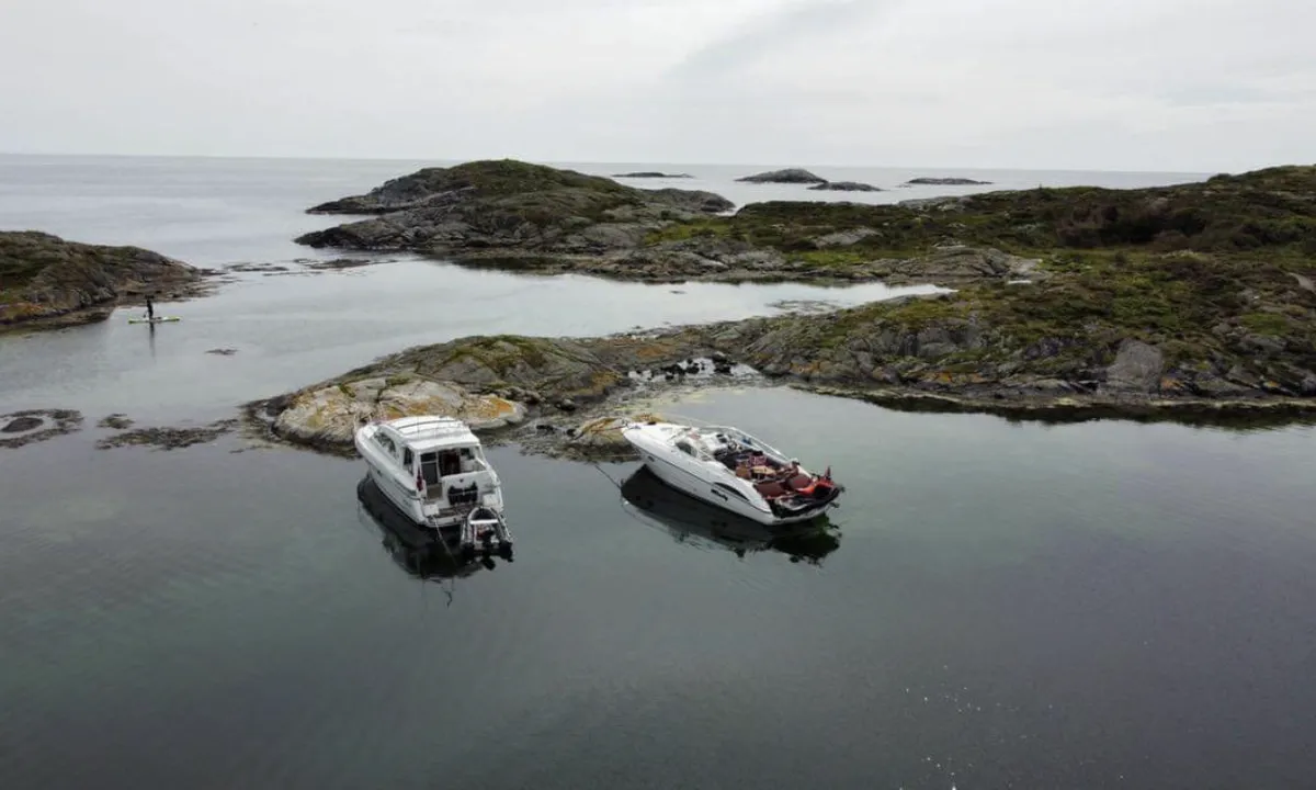 Kalvøyene - Grimstad: {"base": "no", "no": "Det er 1 bolt p\u00e5 hver sin plass her.", "se": "Det finns 1 bult p\u00e5 var sin plats h\u00e4r.", "en": "There is 1 bolt in each of its places here.", "da": "Der er 1 bolt p\u00e5 hver sin plads her."}
