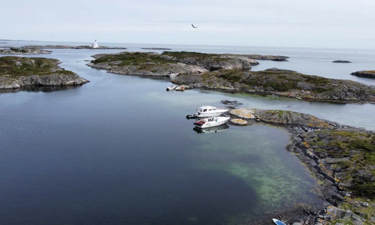 Kalvøyene - Grimstad: {"base": "no", "no": "Homborsund fyr i bakgrunnen.", "se": "Homborsund fyr i bakgrunden.", "en": "Homborsund lighthouse in the background.", "da": "Homborsund fyr i baggrunden."}