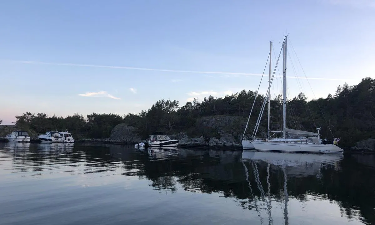Kalvøyhavn: {"base": "no", "no": "Her finnes det flere fine plasser opp mot land.\r\nSeilb\u00e5tene ligger longside mot fjellet. Bolter i fjell.", "se": "H\u00e4r finns det flera fina platser upp mot land. Segelb\u00e5tarna ligger l\u00e5ngsides mot berget. Bultar i berget.", "en": "Here you will find several nice spots close to shore. The sailboats are moored alongside the rock. Bolts in the rock.", "da": "Her findes der flere gode pladser op mod land.<br>Sejlskibene ligger langs med klippen. Bolte i klippen."}