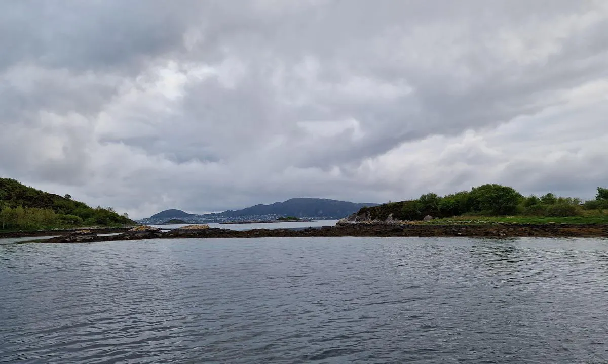 Kalvøyholmen: {"base": "no", "no": "Ser her SV mot Valder\u00f8ya", "se": "Se h\u00e4r SV mot Valder\u00f8ya", "en": "View here south-west towards Valder\u00f8ya", "da": "Se her SV mod Valder\u00f8ya"}