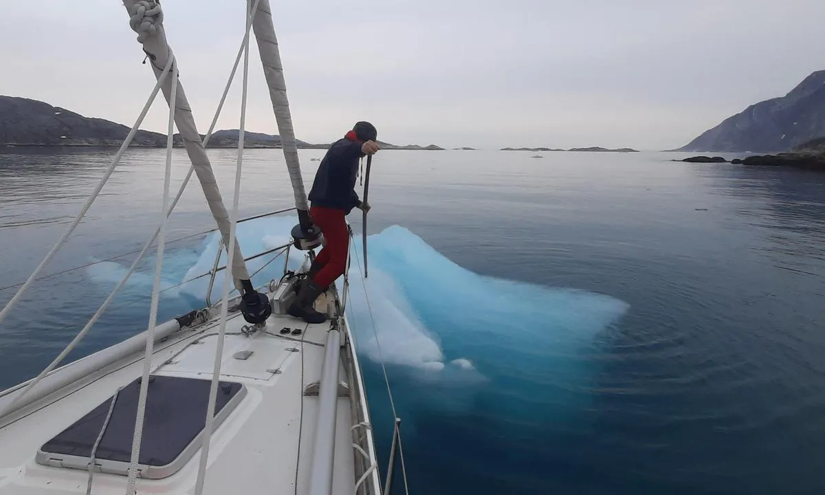 Kangaarssuk: {"base": "fr", "no": "Stor mengde isbreis flyter inn.", "se": "Glaci\u00e4ris flyter in.", "en": "Large pieces of glacial ice enter here.", "da": "Der kommer store isbjerge fra gletsjeren ind.", "fr": "De la grosse glace de glacier y entre.", "de": "Es kommt Gletschereis herein.", "es": "Hielo glacial grueso entra all\u00ed.", "it": "Grande ghiaccio di ghiacciaio vi entra.", "pt": "Entra gelo grosso de glaciar.", "nl": "Grote stukken gletsjerijs drijven hier binnen.", "pl": "Wchodz\u0105 tu spore fragmenty lodu lodowcowego.", "uk": "\u0412\u0435\u043b\u0438\u043a\u0438\u0439 \u043b\u044c\u043e\u0434\u043e\u0432\u0438\u043a \u0432\u0445\u043e\u0434\u0438\u0442\u044c \u0441\u044e\u0434\u0438.", "ro": "Intr\u0103 ghea\u021b\u0103 mare de ghe\u021bar.", "tr": "B\u00fcy\u00fck buzul buzlar\u0131 buraya girer.", "el": "\u039c\u03b5\u03b3\u03ac\u03bb\u03bf\u03c2 \u03c0\u03ac\u03b3\u03bf\u03c2 \u03b1\u03c0\u03cc \u03c0\u03b1\u03b3\u03b5\u03c4\u03ce\u03bd\u03b1 \u03b5\u03b9\u03c3\u03ad\u03c1\u03c7\u03b5\u03c4\u03b1\u03b9.", "cs": "Ledovce se sem dost\u00e1v\u00e1 velk\u00fd led.", "hu": "Nagy gleccserj\u00e9g ker\u00fcl be.", "fi": "J\u00e4\u00e4tikk\u00f6j\u00e4\u00e4t\u00e4 tulee sinne.", "bg": "\u0413\u043e\u043b\u0435\u043c\u0438 \u043b\u0435\u0434\u0435\u043d\u0438 \u043a\u044a\u0441\u043e\u0432\u0435 \u043e\u0442 \u043b\u0435\u0434\u043d\u0438\u043a \u0432\u043b\u0438\u0437\u0430\u0442.", "sr": "Veliki ledeni bregovi ulaze.", "et": "Sinna siseneb suuri liustiku j\u00e4\u00e4kamakaid.", "lv": "Ien\u0101k lieli ledus gabali no led\u0101ja.", "lt": "Dideli\u0173 ledkalni\u0173 ledas \u010dia \u012fplaukia."}