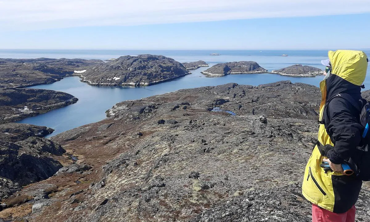 Kangerluluk (Ravns Storø Noth Harbour): {"base": "fr", "no": "Vakre turer til fots er mulige p\u00e5 land.", "se": "Vackra vandringar \u00e4r m\u00f6jliga p\u00e5 land.", "en": "Beautiful hikes are possible ashore.", "da": "Smukke vandreture er mulige p\u00e5 land.", "fr": "De belles randonn\u00e9es sont possibles \u00e0 terre.", "de": "Sch\u00f6ne Wanderungen sind an Land m\u00f6glich.", "es": "Son posibles hermosas caminatas en tierra.", "it": "Belle escursioni sono possibili a terra.", "pt": "Belas caminhadas s\u00e3o poss\u00edveis em terra.", "nl": "Er zijn mooie wandelingen mogelijk aan land.", "pl": "Pi\u0119kne w\u0119dr\u00f3wki s\u0105 mo\u017cliwe na l\u0105dzie.", "uk": "\u041d\u0430 \u0441\u0443\u0445\u043e\u0434\u043e\u043b\u0456 \u043c\u043e\u0436\u043d\u0430 \u0437\u0434\u0456\u0439\u0441\u043d\u0438\u0442\u0438 \u043f\u0440\u0435\u043a\u0440\u0430\u0441\u043d\u0456 \u043f\u043e\u0445\u043e\u0434\u0438.", "ro": "Sunt posibile excursii frumoase pe uscat.", "tr": "Karada g\u00fczel y\u00fcr\u00fcy\u00fc\u015fler m\u00fcmk\u00fcnd\u00fcr.", "el": "\u038c\u03bc\u03bf\u03c1\u03c6\u03b5\u03c2 \u03c0\u03b5\u03b6\u03bf\u03c0\u03bf\u03c1\u03af\u03b5\u03c2 \u03b5\u03af\u03bd\u03b1\u03b9 \u03b4\u03c5\u03bd\u03b1\u03c4\u03ad\u03c2 \u03c3\u03c4\u03b7\u03bd \u03be\u03b7\u03c1\u03ac.", "cs": "Kr\u00e1sn\u00e9 p\u011b\u0161\u00ed t\u00fary jsou mo\u017en\u00e9 na pevnin\u011b.", "hu": "Sz\u00e9p t\u00far\u00e1k lehets\u00e9gesek a sz\u00e1razf\u00f6ld\u00f6n.", "fi": "Kauniita patikointireittej\u00e4 on mahdollisuuksia maissa.", "bg": "\u0418\u043c\u0430 \u0432\u044a\u0437\u043c\u043e\u0436\u043d\u043e\u0441\u0442\u0438 \u0437\u0430 \u043a\u0440\u0430\u0441\u0438\u0432\u0438 \u043f\u043e\u0445\u043e\u0434\u0438 \u043f\u043e \u0441\u0443\u0448\u0430.", "sr": "Lepi izleti su mogu\u0107i na kopnu.", "et": "Ilusaid matku on maal v\u00f5imalik teha.", "lv": "Uz sauszemes ir iesp\u0113jamas skaistas p\u0101rg\u0101jieni.", "lt": "Gra\u017e\u016bs \u017eygiai p\u0117s\u010diomis yra galimi krante."}