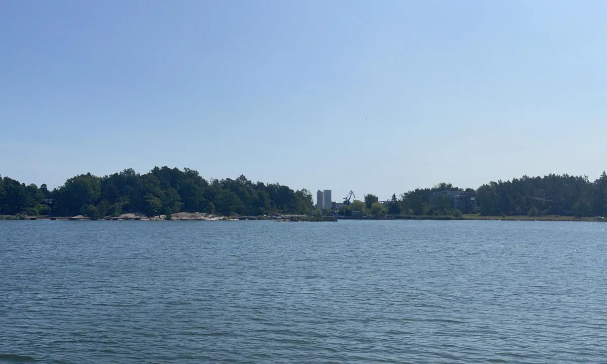 Käntingen: {"base": "en", "no": "Sv\u00f8mmeomr\u00e5de og munningen til kanalen", "se": "Simomr\u00e5de och inlopp till kanal", "en": "Swim area and mouth to canal", "da": "Sv\u00f8mmeomr\u00e5de og munding til kanal", "fr": "Zone de baignade et entr\u00e9e du canal", "de": "Schwimmbereich und Einm\u00fcndung zum Kanal", "es": "\u00c1rea de nado y entrada al canal", "it": "Area di balneazione e ingresso al canale", "pt": "\u00c1rea de nata\u00e7\u00e3o e entrada do canal", "nl": "Zwemgebied en monding naar kanaal", "pl": "Obszar do p\u0142ywania i wylot do kana\u0142u", "uk": "\u0417\u043e\u043d\u0430 \u0434\u043b\u044f \u043f\u043b\u0430\u0432\u0430\u043d\u043d\u044f \u0442\u0430 \u0432\u0445\u0456\u0434 \u0434\u043e \u043a\u0430\u043d\u0430\u043b\u0443", "ro": "Zona de \u00eenot \u0219i gura de v\u0103rsare a canalului", "tr": "Y\u00fczme alan\u0131 ve kanal a\u011fz\u0131", "el": "\u03a0\u03b5\u03c1\u03b9\u03bf\u03c7\u03ae \u03ba\u03bf\u03bb\u03cd\u03bc\u03b2\u03b7\u03c3\u03b7\u03c2 \u03ba\u03b1\u03b9 \u03c3\u03c4\u03cc\u03bc\u03b1 \u03c4\u03bf\u03c5 \u03ba\u03b1\u03bd\u03b1\u03bb\u03b9\u03bf\u03cd", "cs": "Oblast pro plav\u00e1n\u00ed a \u00fast\u00ed do kan\u00e1lu", "hu": "\u00dasz\u00f3ter\u00fclet \u00e9s csatorna bej\u00e1rat", "fi": "Uima-alue ja kanavan suu", "bg": "\u0417\u043e\u043d\u0430 \u0437\u0430 \u043f\u043b\u0443\u0432\u0430\u043d\u0435 \u0438 \u0443\u0441\u0442\u0438\u0435\u0442\u043e \u043d\u0430 \u043a\u0430\u043d\u0430\u043b\u0430", "sr": "Podru\u010dje za plivanje i ulaz u kanal", "et": "Ujumisala ja kanalisuu", "lv": "Peldvietas teritorija un kan\u0101la ieeja", "lt": "Maudymosi zona ir kanalo \u017eiotys"}