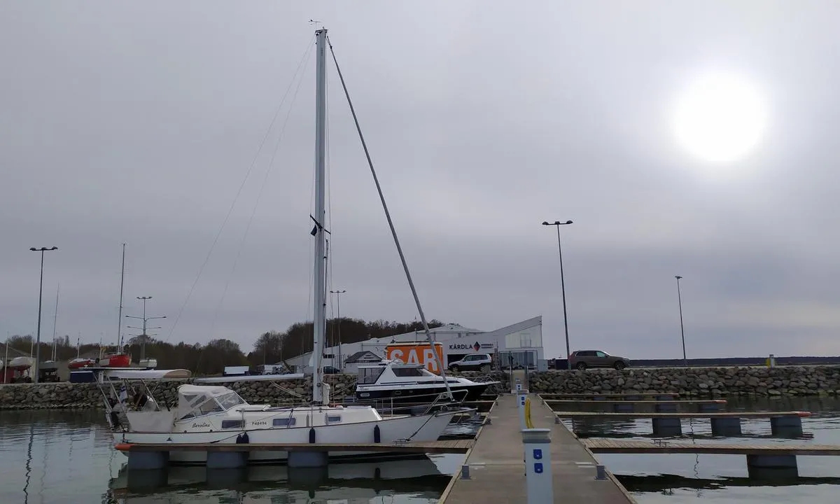 Kardla Marina: {"base": "en", "no": "Havnekontor, fasiliteter, badstue etc. Veldig bra b\u00e5topplag.", "se": "Hamnkontor, faciliteter, bastu osv. Mycket bra b\u00e5tvarv.", "en": "Harbour master office, facilities, sauna etc. Very good boat yard.", "da": "Havnekontor, faciliteter, sauna osv. Meget godt b\u00e5dv\u00e6rft."}