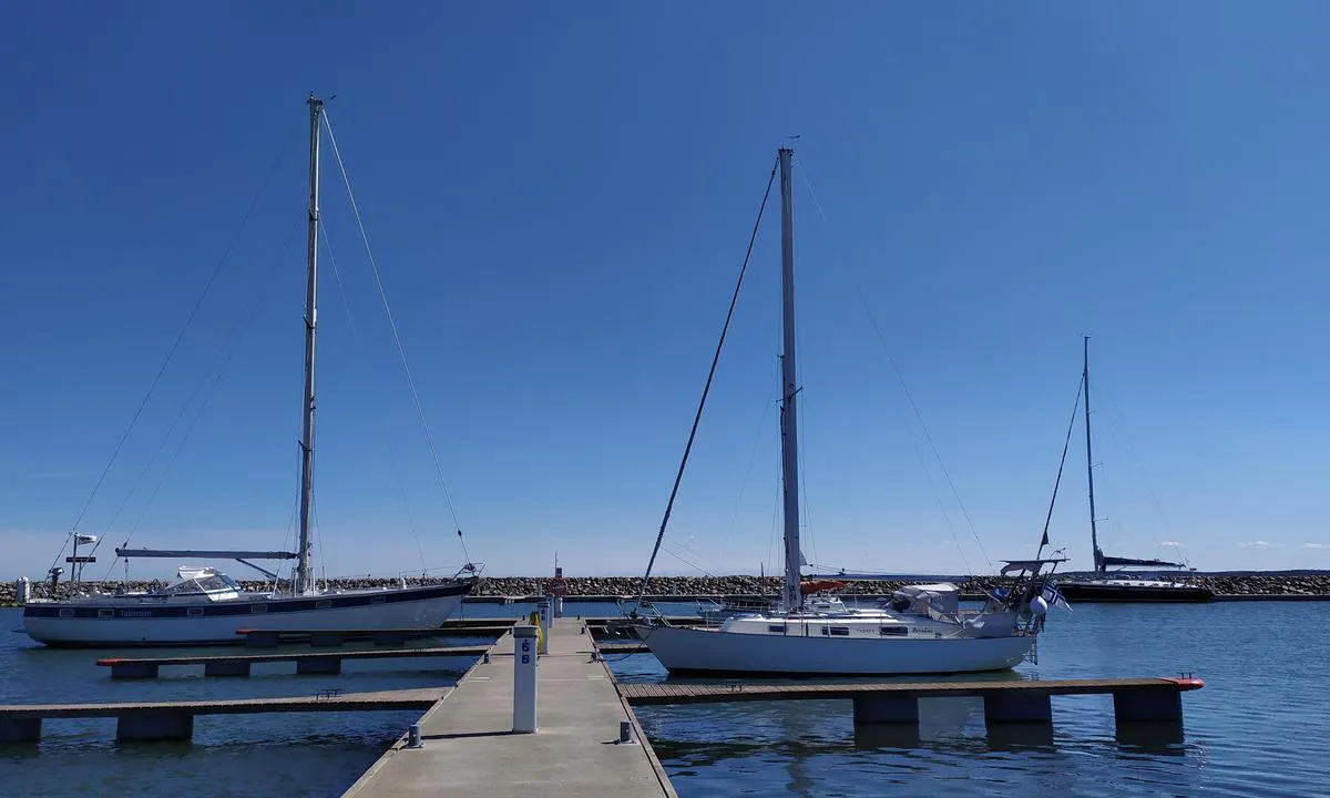 Kardla Marina: {"base": "en", "no": "Bryggeutsikt mot nord", "se": "Utsikt mot norr fr\u00e5n bryggan", "en": "Pier view to North", "da": "Udsigt fra molen mod nord"}