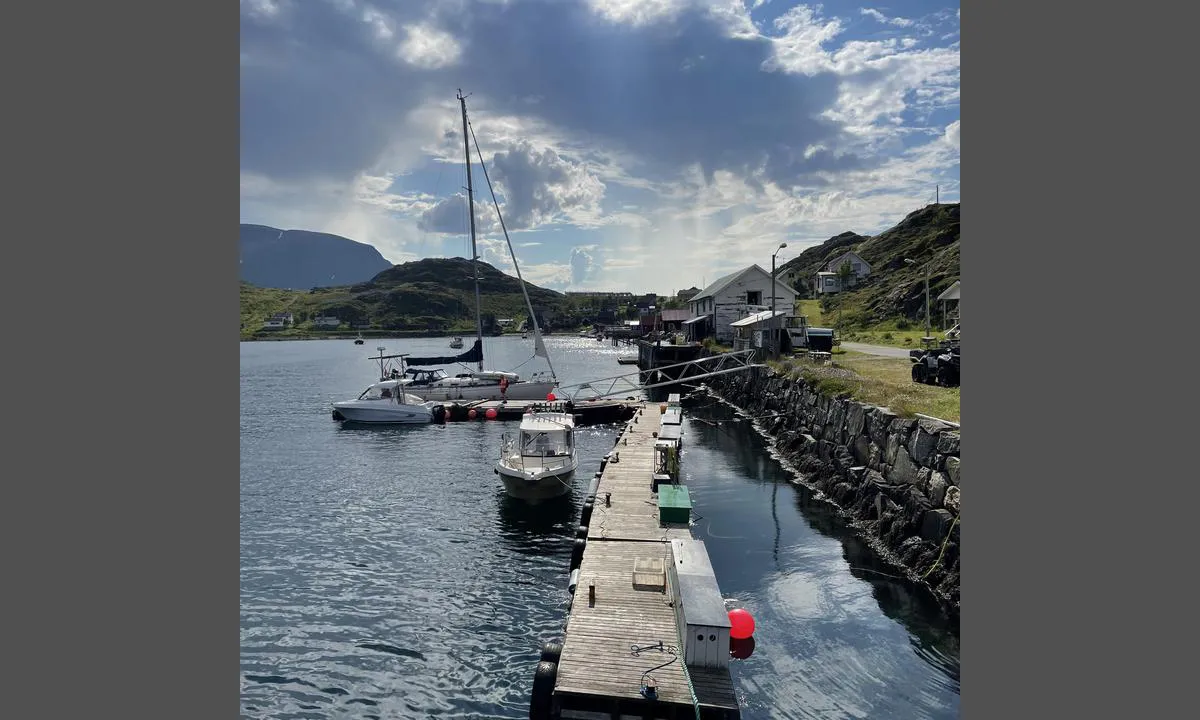 Kårhamn: {"base": "no", "no": "Det er mulig i ligge p\u00e5 flytebryggen i rolig v\u00e6r. V\u00e6r oppmerksom p\u00e5 fort\u00f8yning som stikker ut p\u00e5 yttersiden", "se": "Det \u00e4r m\u00f6jligt att l\u00e4gga till vid flytbryggan i lugnt v\u00e4der. Var uppm\u00e4rksam p\u00e5 f\u00f6rt\u00f6jning som sticker ut p\u00e5 utsidan", "en": "It is possible to moor at the floating dock in calm weather. Be aware of mooring lines that stick out on the outer side.", "da": "Det er muligt at ligge ved flydebroen i roligt vejr. V\u00e6r opm\u00e6rksom p\u00e5 fort\u00f8jning, der stikker ud p\u00e5 ydersiden"}