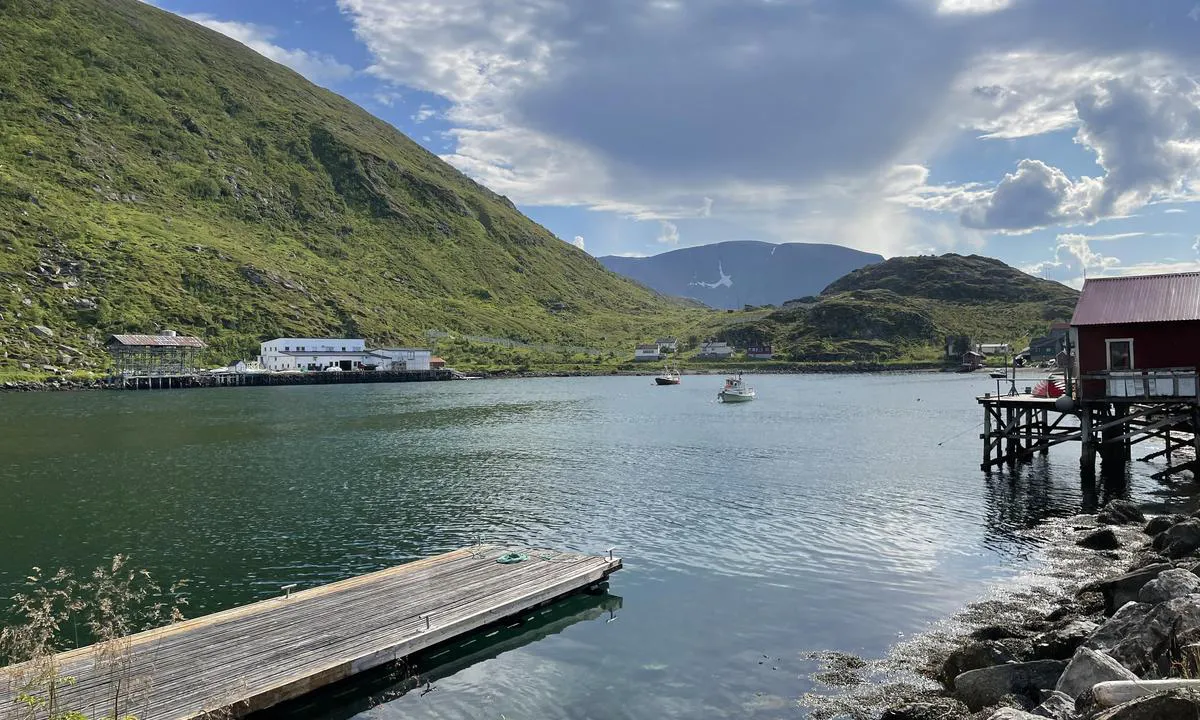 Kårhamn: {"base": "no", "no": "Det er mulig \u00e5 ankre innenfor ytterste flytebryggen. Anbefales \u00e5 holde seg utenfor omr\u00e5det med b\u00f8yer!.", "se": "Det \u00e4r m\u00f6jligt att ankra inom den yttersta flytbryggan. Det rekommenderas att h\u00e5lla sig utanf\u00f6r omr\u00e5det med bojar!", "en": "It is possible to anchor within the outermost floating pier. It is recommended to stay outside the area with buoys!", "da": "Det er muligt at ankre indenfor den yderste flydebro. Det anbefales at holde sig uden for omr\u00e5det med b\u00f8jer!"}