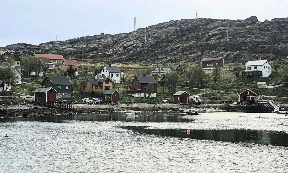 Kårhamn: {"base": "no", "no": "Velstelte hus som nok brukes mest om sommeren etter at fiskemottaket stengte.", "se": "V\u00e4lsk\u00f6tta hus som nog anv\u00e4nds mest p\u00e5 sommaren efter att fiskmottagningen st\u00e4ngde.", "en": "Well-maintained houses that are probably used mostly in the summer after the fish processing plant closed.", "da": "Velplejede huse som nok mest bruges om sommeren efter at fiskemodtagelsen lukkede."}