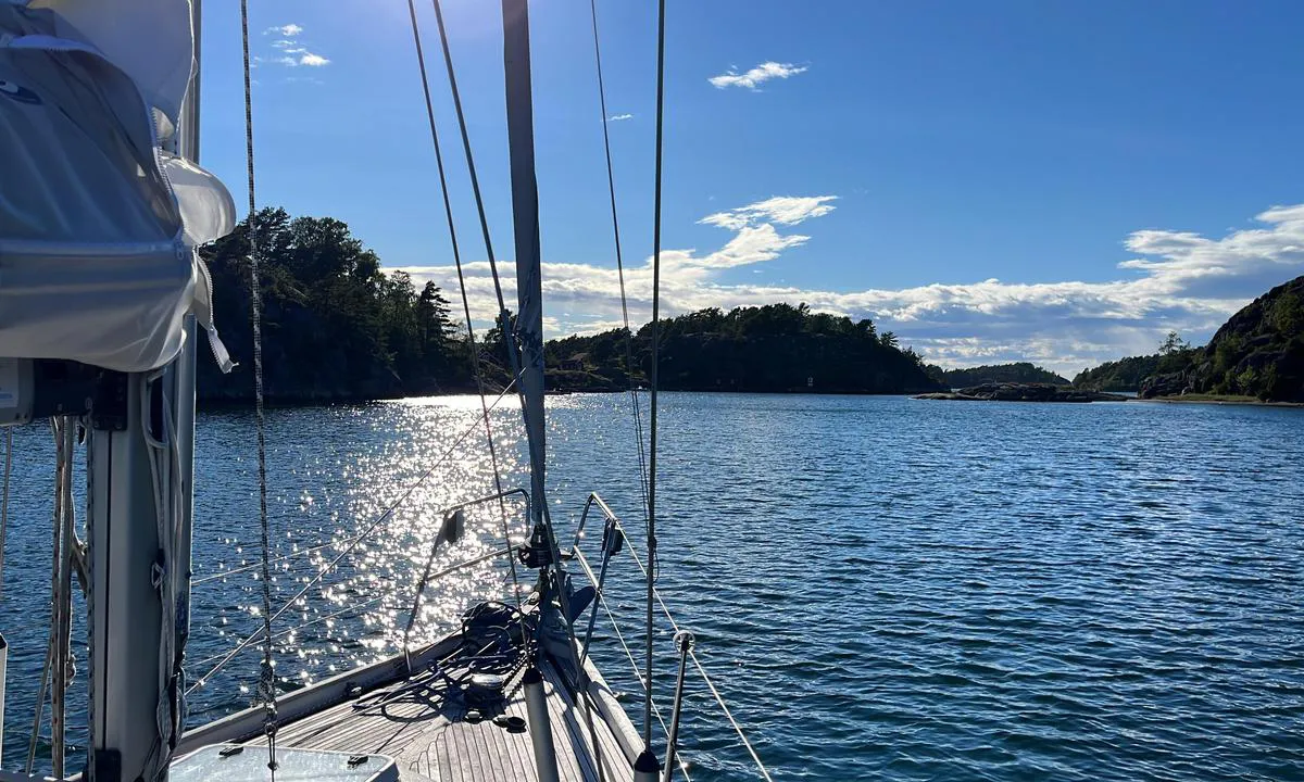 {"base": "no", "no": "Fra Karholmen SXK-b\u00f8ye retning vest.", "se": "Fr\u00e5n Karholmen SXK-boj riktning v\u00e4st.", "en": "From Karholmen SXK-buoy heading west.", "da": "Fra Karholmen SXK-b\u00f8je retning vest."}
