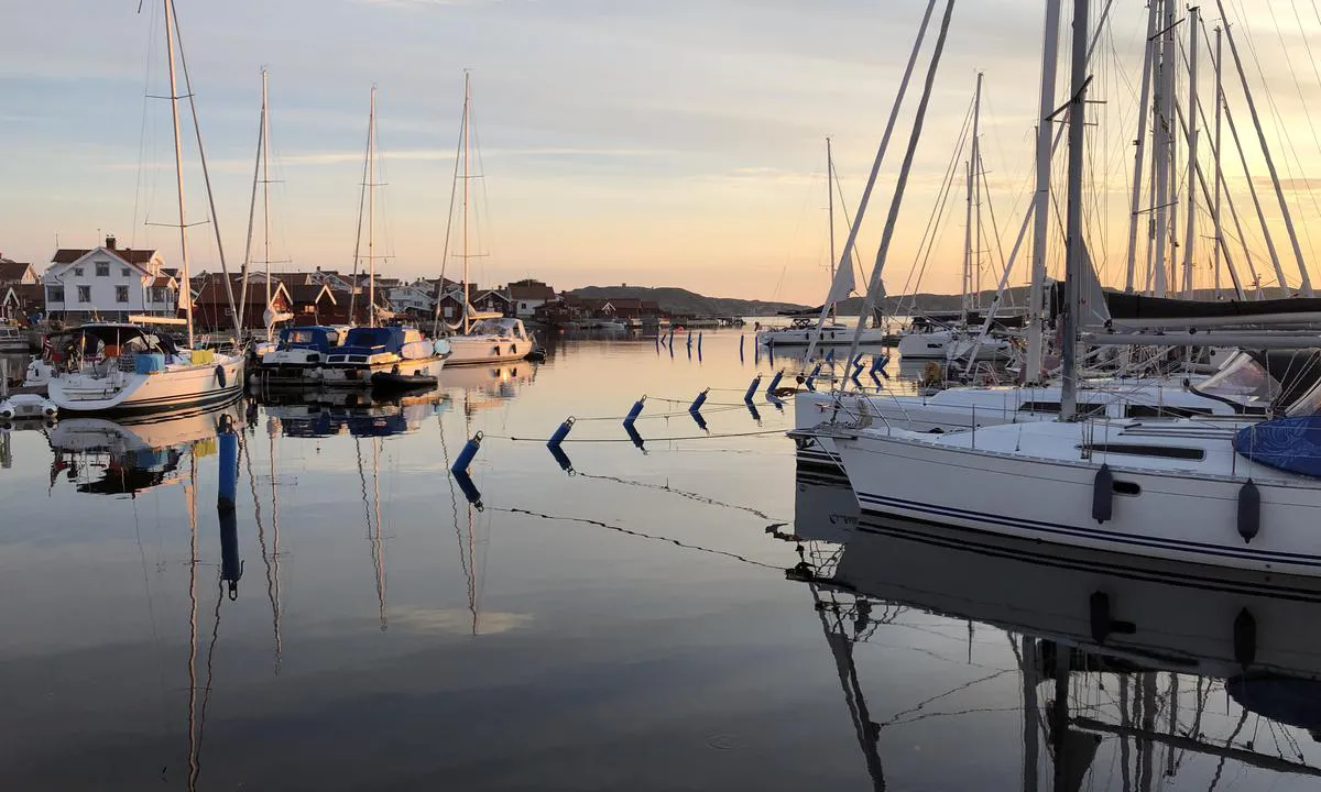Käringöns Gästhamn: {"base": "en", "no": "Hovedbryggen for gjester er direkte p\u00e5 h\u00f8yre side av hovedhavnen.", "se": "Huvudpiren f\u00f6r g\u00e4ster \u00e4r direkt p\u00e5 h\u00f6ger sida av huvudhamnen.", "en": "The main pier for guest are directly on the right side of the main port.", "da": "Den vigtigste kaj for g\u00e6ster er direkte p\u00e5 h\u00f8jre side af hovedhavnen."}