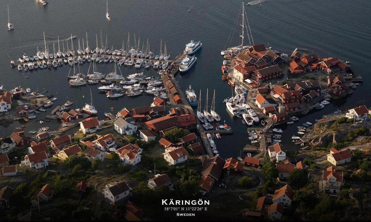 Käringöns Gästhamn: {"base": "en", "no": "Luftfoto av K\u00e4ring\u00f6ns G\u00e4sthamn. Presentert i samarbeid med fotoflyg.se. Du kan bestille dette som et innrammet trykk p\u00e5 deres nettside (lenke nedenfor). Bruk koden 'harbourmaps' for \u00e5 f\u00e5 10% rabatt", "se": "<p>Flygfoto av K\u00e4ring\u00f6ns G\u00e4sthamn. Presenteras i samarbete med fotoflyg.se. Du kan best\u00e4lla detta som en inramad bild p\u00e5 deras webbplats (l\u00e4nk nedan). Anv\u00e4nd koden \"harbourmaps\" f\u00f6r att f\u00e5 10% rabatt.</p>", "en": "Aerial photo of K\u00e4ring\u00f6ns G\u00e4sthamn. Presented in cooperation with fotoflyg.se. You can order this as a framed print on their website (link below). Use code \"harbourmaps\" to get a 10% rebate", "da": "Luftfoto af K\u00e4ring\u00f6ns G\u00e4sthamn. Pr\u00e6senteret i samarbejde med fotoflyg.se. Du kan bestille dette som en indrammet plakat p\u00e5 deres hjemmeside (link nedenfor). Brug koden \"harbourmaps\" for at f\u00e5 10 % rabat"}