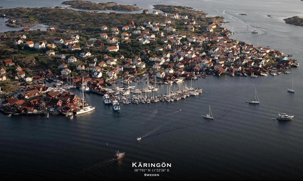 Aerial photo of Käringöns Gästhamn. Presented in cooperation with fotoflyg.se. You can order this as a framed print on their website (link below). Use code "harbourmaps" to get a 10% rebate