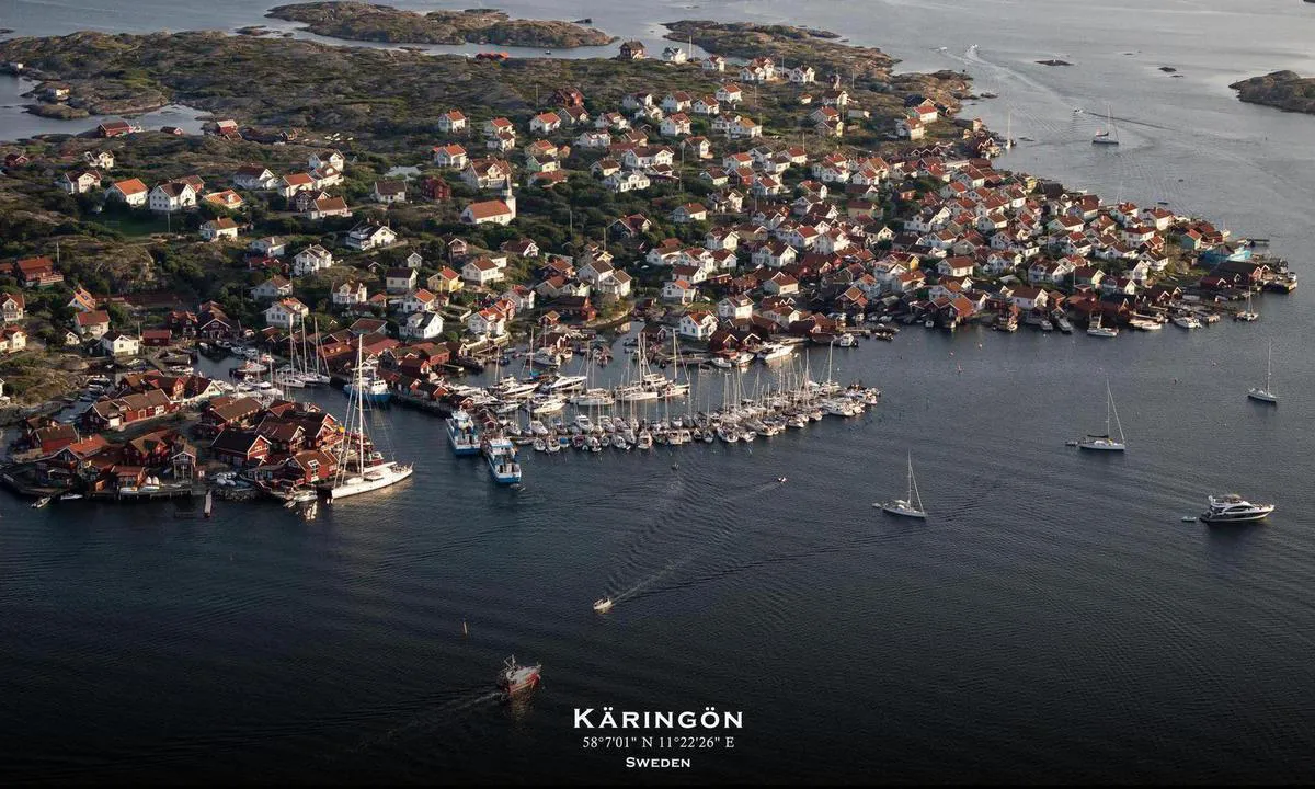 Käringöns Gästhamn: {"base": "en", "no": "Luftfoto av K\u00e4ring\u00f6ns G\u00e4sthamn. Presentert i samarbeid med fotoflyg.se. Du kan bestille dette som et innrammet trykk p\u00e5 deres nettside (lenke nedenfor). Bruk koden \"harbourmaps\" for \u00e5 f\u00e5 10% rabatt", "se": "Flygbild av K\u00e4ring\u00f6ns G\u00e4sthamn. Presenterad i samarbete med fotoflyg.se. Du kan best\u00e4lla detta som en inramad utskrift p\u00e5 deras webbplats (l\u00e4nk nedan). Anv\u00e4nd koden \"harbourmaps\" f\u00f6r att f\u00e5 10% rabatt", "en": "Aerial photo of K\u00e4ring\u00f6ns G\u00e4sthamn. Presented in cooperation with fotoflyg.se. You can order this as a framed print on their website (link below). Use code \"harbourmaps\" to get a 10% rebate", "da": "Luftfoto af K\u00e4ring\u00f6ns G\u00e4sthamn. Pr\u00e6senteret i samarbejde med fotoflyg.se. Du kan bestille dette som en indrammet print p\u00e5 deres hjemmeside (link nedenfor). Brug koden \"harbourmaps\" for at f\u00e5 10% rabat."}