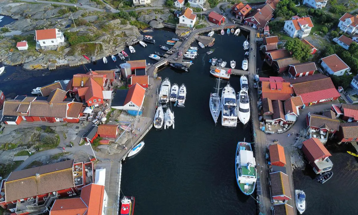 Käringöns Gästhamn: There are also some guest spots all the way into the harbour