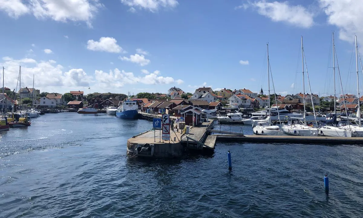 Käringöns Gästhamn: {"base": "en", "no": "Gjestehavnen er til h\u00f8yre (vest) for hovedhavnen.", "se": "Bryggor f\u00f6r g\u00e4ster ligger till h\u00f6ger (v\u00e4ster) om huvudhamnen.", "en": "Piers for guests are to the right (west) og the main port.", "da": "G\u00e6stepontonerne er til h\u00f8jre (vest) og hovedhavnen."}