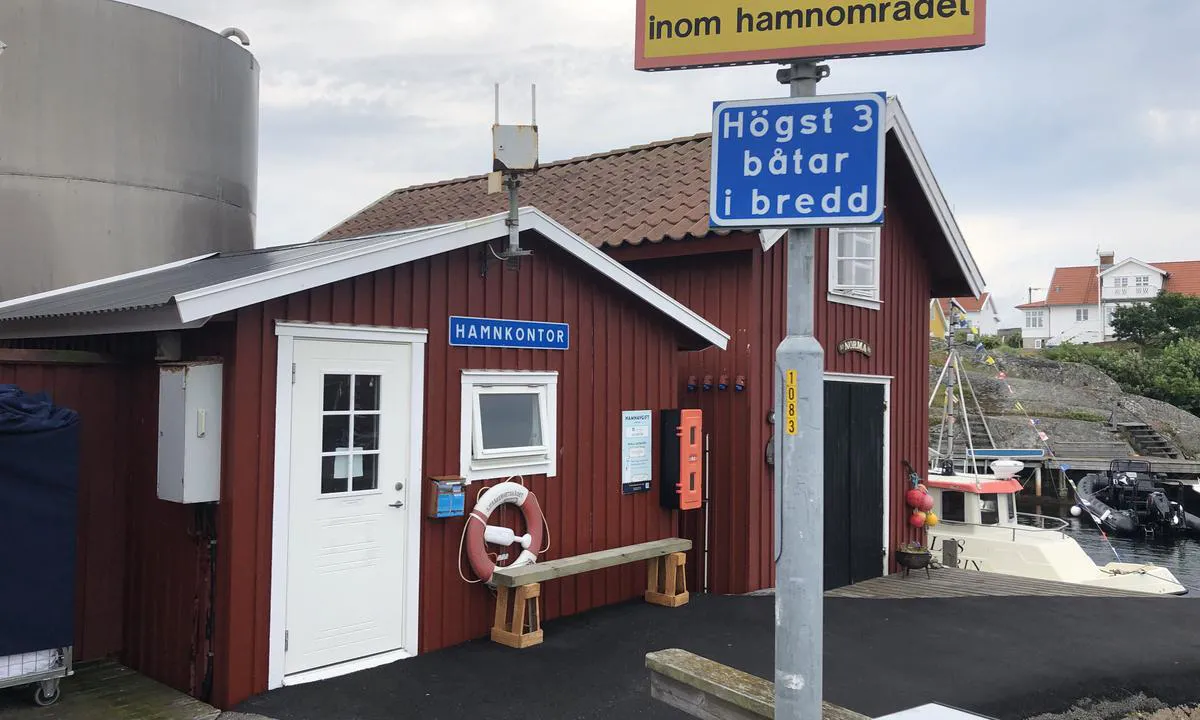 Käringöns Gästhamn: Inside the port, there is a small harbour office. It’s also possible to dock inside the port, with a maximum of 3 boats next to each other.
