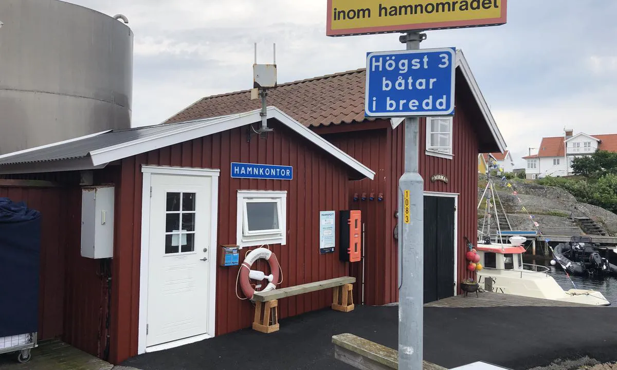 Käringöns Gästhamn: {"base": "en", "no": "Inne i havnen er det et lite havnekontor. Det er ogs\u00e5 mulig \u00e5 legge til inne i havnen, med maksimalt 3 b\u00e5ter ved siden av hverandre.", "se": "Inom hamnen finns ett litet hamnkontor. Det \u00e4r \u00e4ven m\u00f6jligt att l\u00e4gga till inne i hamnen, med maximalt 3 b\u00e5tar bredvid varandra.", "en": "Inside the port, there is a small harbour office. It\u2019s also possible to dock inside the port, with a maximum of 3 boats next to each other.", "da": "Inde i havnen er der et lille havnekontor. Det er ogs\u00e5 muligt at l\u00e6gge til inde i havnen, med maksimalt 3 b\u00e5de ved siden af hinanden."}