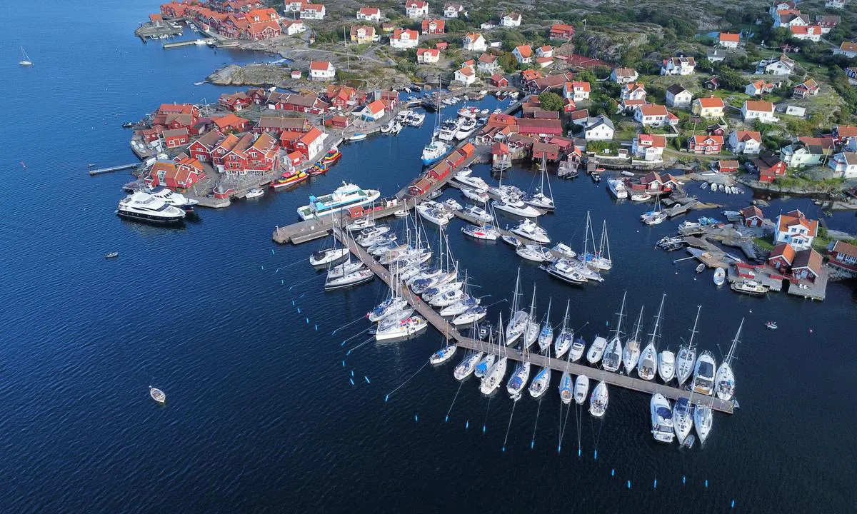 Käringöns Gästhamn: The guest berths at Käringön are located outside the main harbour, on the west side. There is one large floating dock with stern bouys and two smaller floating docks inside with longside mooring.