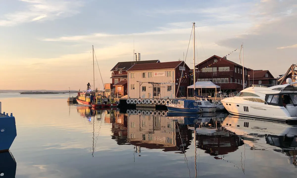 Käringöns Gästhamn: The rescue boats are located at the entrance of the port. They are on active duty and often out at sea.