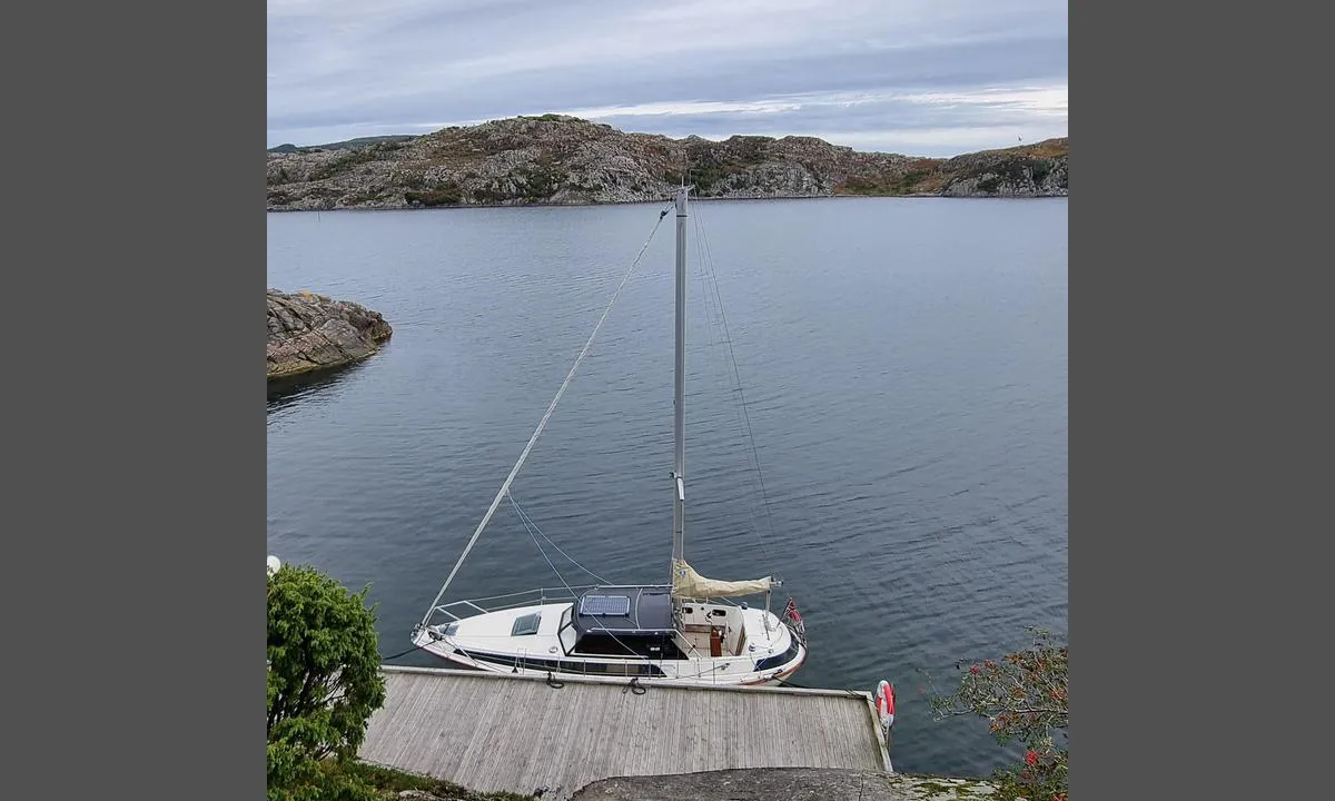 Karivarpet: {"base": "no", "no": "Jobb1 ligger her i s\u00f8ndre del av kaien.\r\nGod plass til 3 b\u00e5ter longside eller mange flere hvis en ankrer inn mot kai.", "se": "Jobb1 ligger h\u00e4r i s\u00f6dra delen av kajen.<br>Gott om plats f\u00f6r 3 b\u00e5tar l\u00e5ngsides eller m\u00e5nga fler om man ankras in mot kajen.", "en": "Jobb1 is located here in the southern part of the quay.<br>Good space for 3 boats alongside or many more if anchored in towards the quay.", "da": "Jobb1 ligger her i den sydlige del af kajen. God plads til 3 b\u00e5de langskibs eller mange flere, hvis man ankrer ind mod kaj."}