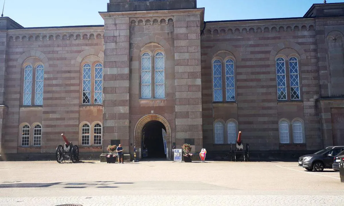 {"base": "de", "no": "Festning Karlsborg.", "se": "F\u00e4stning Karlsborg.", "en": "Fortress Karlsborg.", "da": "F\u00e6stning Karlsborg.", "fr": "Forteresse de Karlsborg.", "de": "Festung Karlsborg.", "es": "Fortaleza de Karlsborg.", "it": "Fortezza Karlsborg.", "pt": "Fortaleza de Karlsborg.", "nl": "Fort Karlsborg.", "pl": "Forteca Karlsborg", "uk": "\u0424\u043e\u0440\u0442\u0435\u0446\u044f \u041a\u0430\u0440\u043b\u0441\u0431\u043e\u0440\u0433.", "ro": "Cetatea Karlsborg.", "tr": "Karlsborg Kalesi.", "el": "\u039f\u03c7\u03c5\u03c1\u03cc \u039a\u03ac\u03c1\u03bb\u03c3\u03bc\u03c0\u03bf\u03c1\u03b3\u03ba.", "cs": "Pevnost Karlsborg.", "hu": "Karlsborg er\u0151d\u00edtm\u00e9ny.", "fi": "Karlsborgin linnoitus.", "bg": "\u041a\u0440\u0435\u043f\u043e\u0441\u0442 \u041a\u0430\u0440\u043b\u0441\u0431\u043e\u0440\u0433.", "sr": "Tvr\u0111ava Karlsborg.", "et": "Karlsborgi kindlus.", "lv": "Karlsborgas cietoksnis.", "lt": "Karlsborg tvirtov\u0117."}