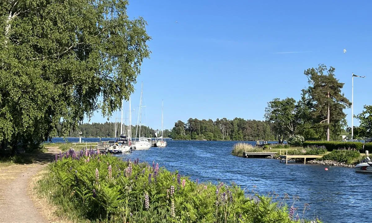 Karlsborg - Kanalbolaget: Fine brygger man kan ligge inntil. Ikke strøm og vann på denne brygga, og litt langt til service bygg. Idyllisk plass!