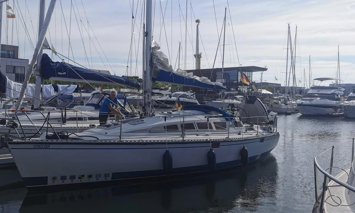 {"base": "se", "no": "Karlskrona Bymarina", "se": "Karlskrona Stadsmarina", "en": "Karlskrona City Marina", "da": "Karlskrona Byhavn"}