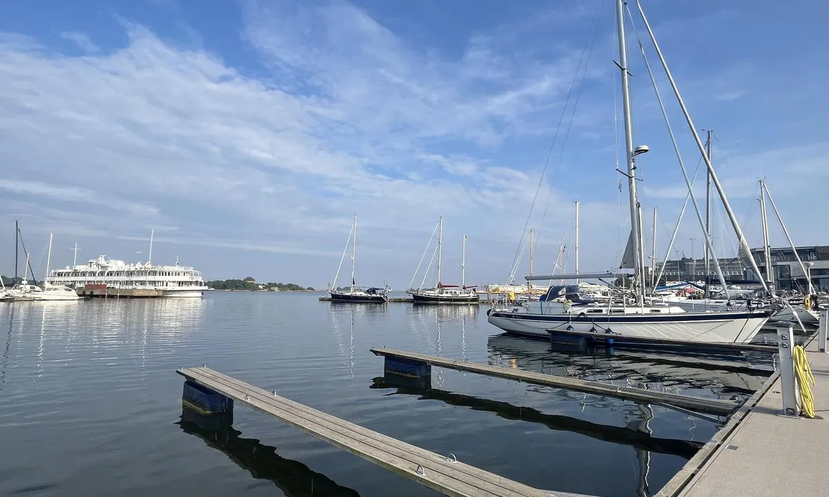 Karlskrona Stadsmarina: {"base": "no", "no": "Tatt mot innseilingen til gjestehavnen", "se": "Tagen mot inseglingen till g\u00e4sthamnen", "en": "Taken towards the entrance to the guest harbor", "da": "Taget mod indsejlingen til g\u00e6stehavnen"}