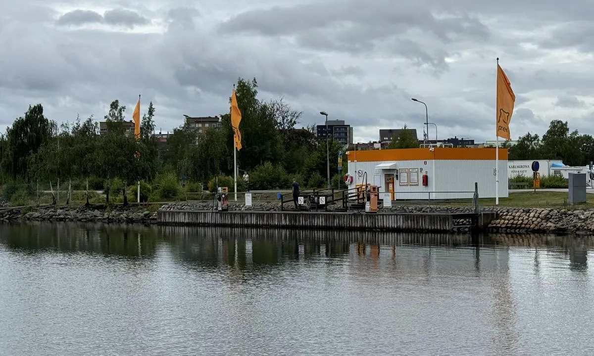 Karlskrona Stadsmarina: {"base": "en", "no": "2 pumper ved Preem drivstoffstasjon", "se": "2 pumpar vid Preem bensinstation", "en": "2 pumps at the Preem fuel station", "da": "2 pumper ved Preem tankstationen"}