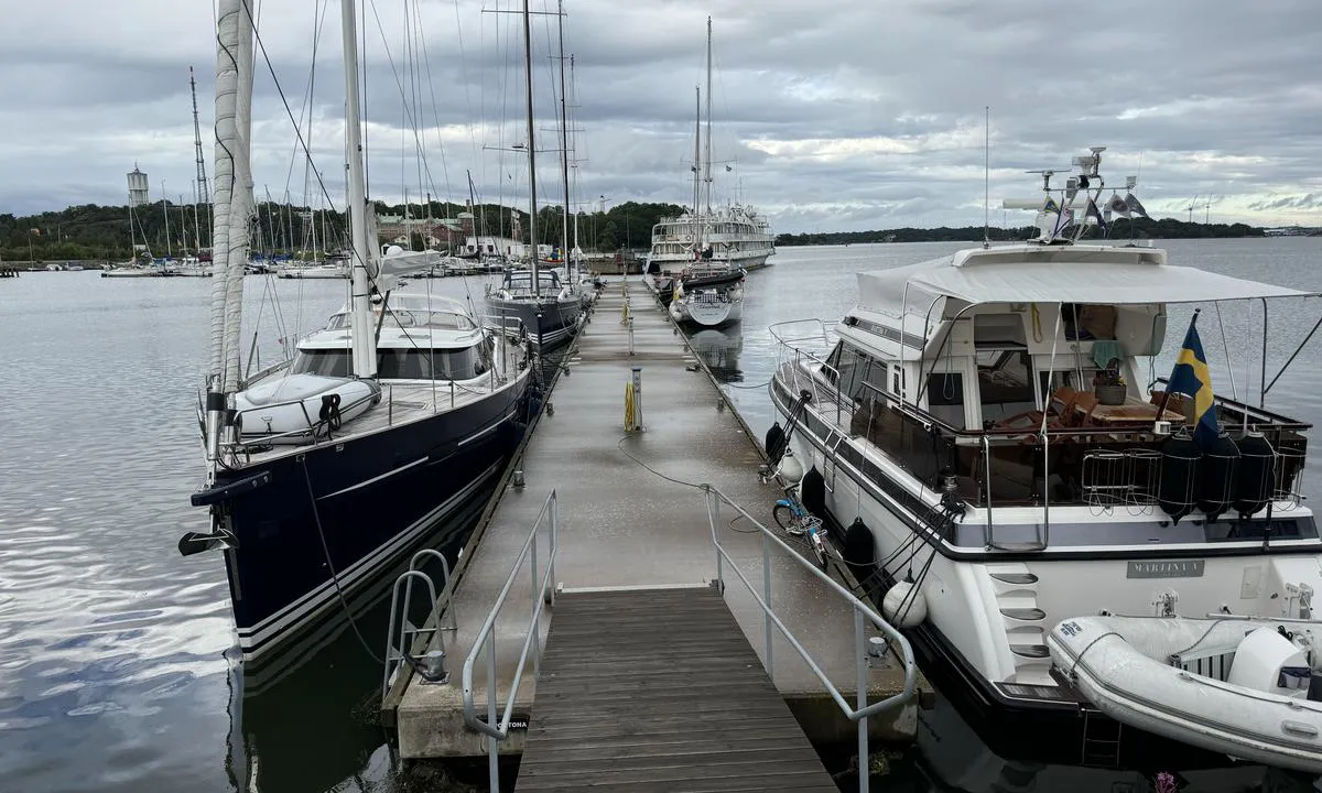 {"base": "en", "no": "Langside fort\u00f8yning p\u00e5 den \u00f8stlige bryggen i Karlskrona Stadsmarina", "se": "L\u00e4ngsides f\u00f6rt\u00f6jning vid den \u00f6stra piren i Karlskrona Stadsmarina", "en": "Longside mooring on the eastern pier in Karlskrona Stadsmarina", "da": "Langside fort\u00f8jning ved den \u00f8stlige mole i Karlskrona Stadsmarina"}