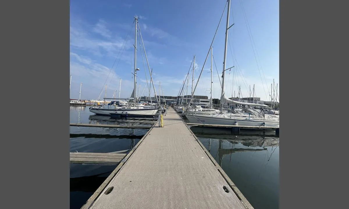 Karlskrona Stadsmarina: {"base": "no", "no": "Sv\u00e6rt flott og romslig gjestehavn! Store plasser, god plass mellom flytebryggene.", "se": "Mycket fin och rymlig g\u00e4sthamn! Stora platser, gott om utrymme mellan flytbryggorna.", "en": "Very nice and spacious guest marina! Large spaces, good space between the floating docks.", "da": "Meget flot og rummelig g\u00e6stehavn! Store pladser, god plads mellem flydebroerne."}