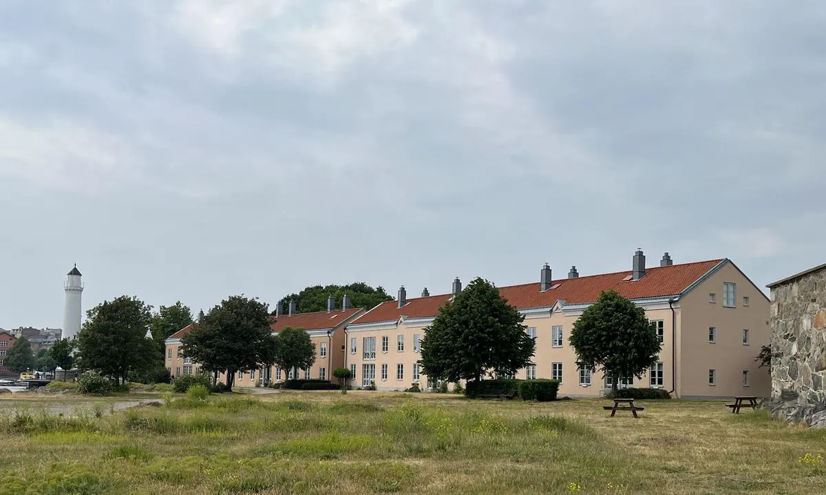 Karlskrona Stadsmarina: {"base": "no", "no": "Stumholmen har mye sj\u00f8fart- og milit\u00e6rhistorie. Her finnes ogs\u00e5 stor badeplass.", "se": "Stumholmen har mycket sj\u00f6farts- och milit\u00e4rhistoria. H\u00e4r finns \u00e4ven en stor badplats.", "en": "Stumholmen has a rich maritime and military history. There is also a large bathing area here.", "da": "Stumholmen har meget s\u00f8farts- og milit\u00e6rhistorie. Her findes ogs\u00e5 en stor badestrand."}