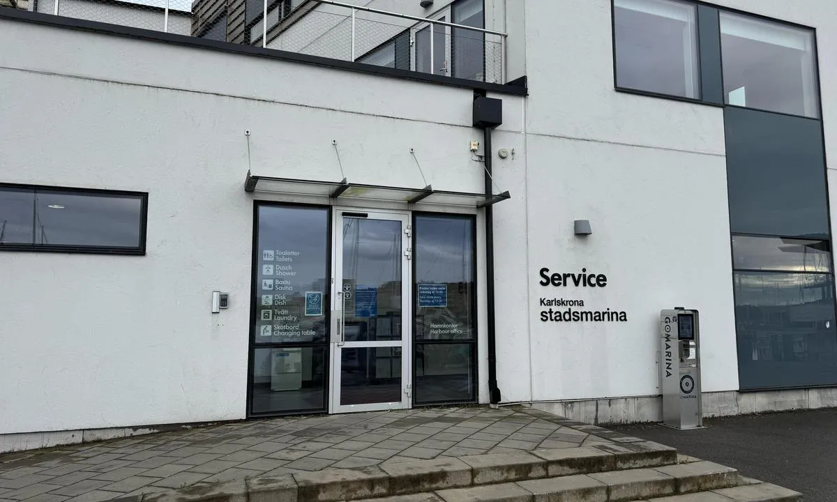 {"base": "en", "no": "Det er et fint servicebygg i Karlskrona Stadsmarina", "se": "Det finns en trevlig servicebyggnad i Karlskrona Stadsmarina", "en": "There is a nice service building in Karlskrona Stadsmarina", "da": "Der er en p\u00e6n servicebygning i Karlskrona Stadsmarina"}