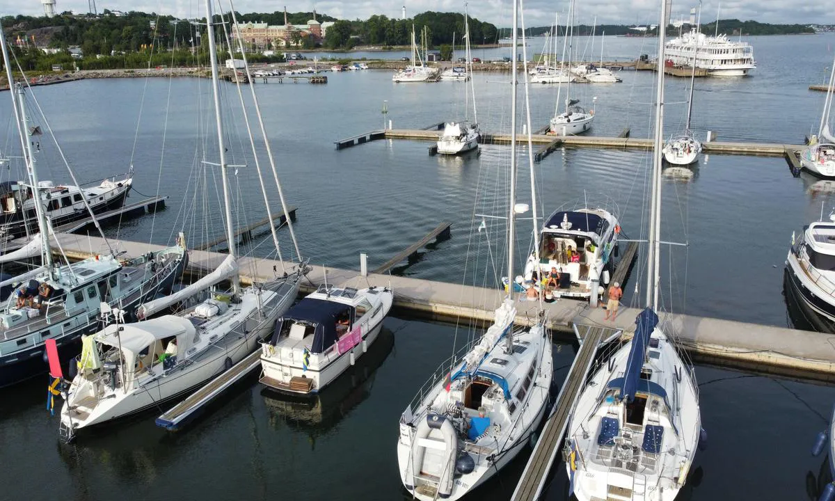 {"base": "se", "no": "Karlskrona Bymarina", "se": "Karlskrona Stadsmarina", "en": "Karlskrona City Marina", "da": "Karlskrona Bymarina"}